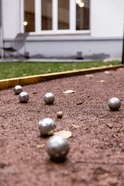 Terrain de pétanque extérieur - La Villa Boileux - Coliving Lille Centre Terrain de pétanque extérieur - La Villa Boileux - Coliving Lille Centre